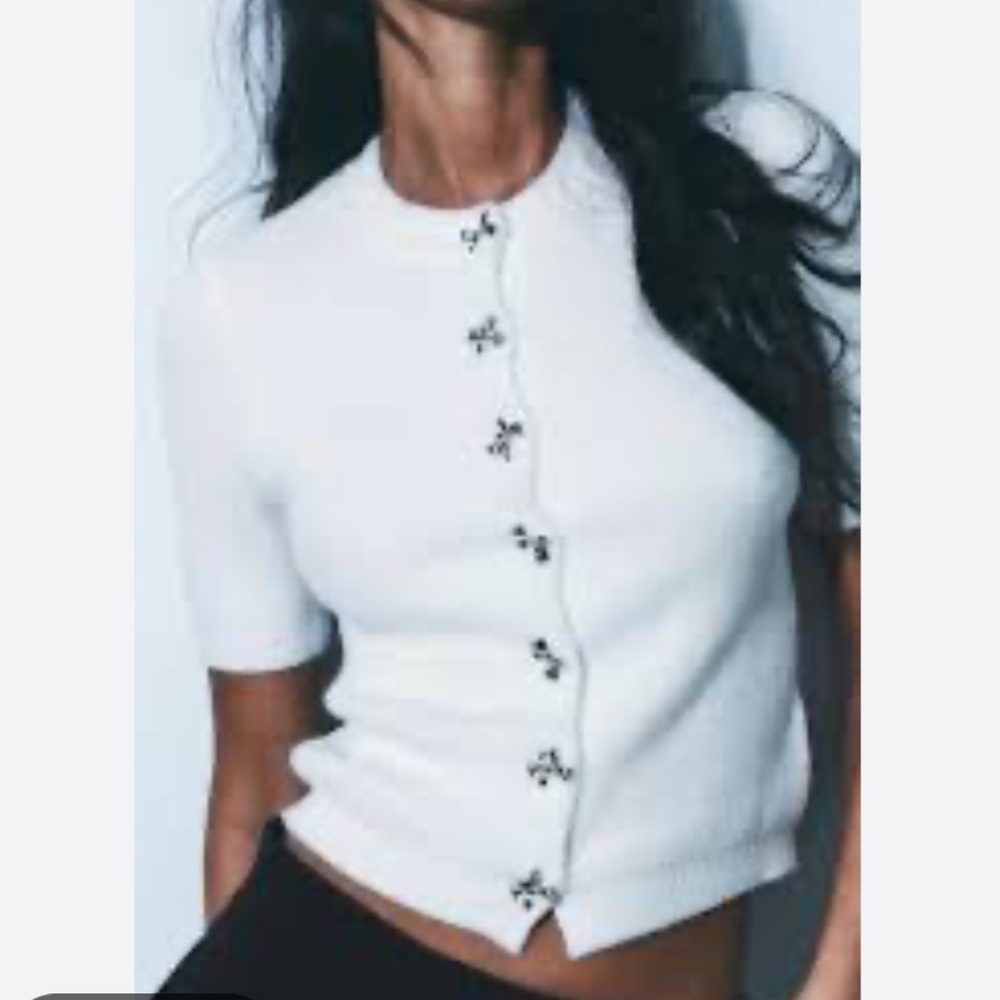 Zara White Short-Sleeve Ribbed Crop Top with Decorative Buttons